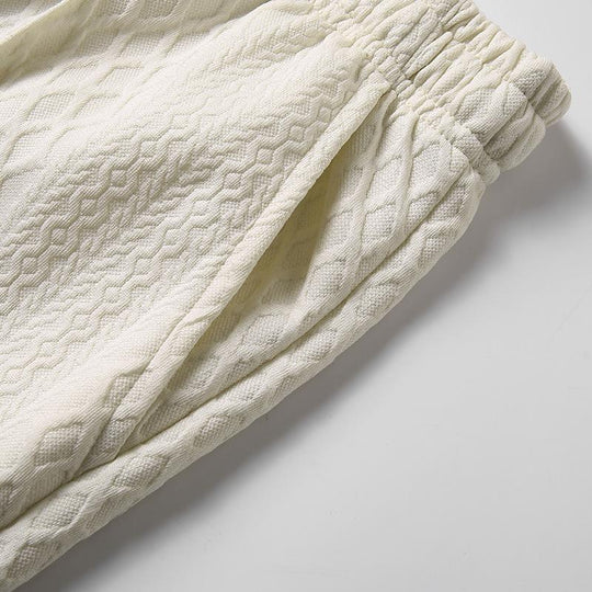 Mænds ensfarvede poloshirt og shorts med snoretræk - et behageligt, åndbart todelt outfit velegnet til hverdagsbrug udendørs; sommer herretøj.