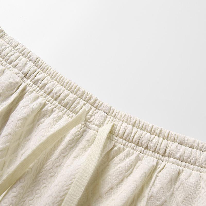 Mænds ensfarvede poloshirt og shorts med snoretræk - et behageligt, åndbart todelt outfit velegnet til hverdagsbrug udendørs; sommer herretøj.