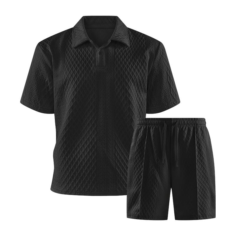 Mænds ensfarvede poloshirt og shorts med snoretræk - et behageligt, åndbart todelt outfit velegnet til hverdagsbrug udendørs; sommer herretøj.