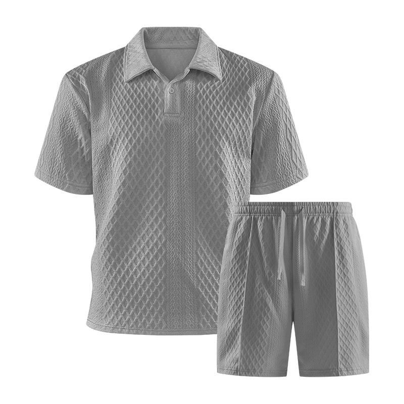 Mænds ensfarvede poloshirt og shorts med snoretræk - et behageligt, åndbart todelt outfit velegnet til hverdagsbrug udendørs; sommer herretøj.