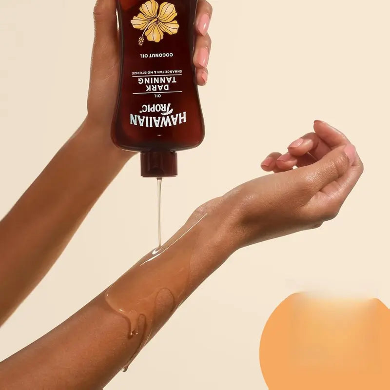 Ottieni un'abbronzatura profonda e radiosa con il nostro olio abbronzante scuro premium: un olio per il corpo idratante infuso con burro di cacao nutriente per un'abbronzatura migliorata e una pelle elastica