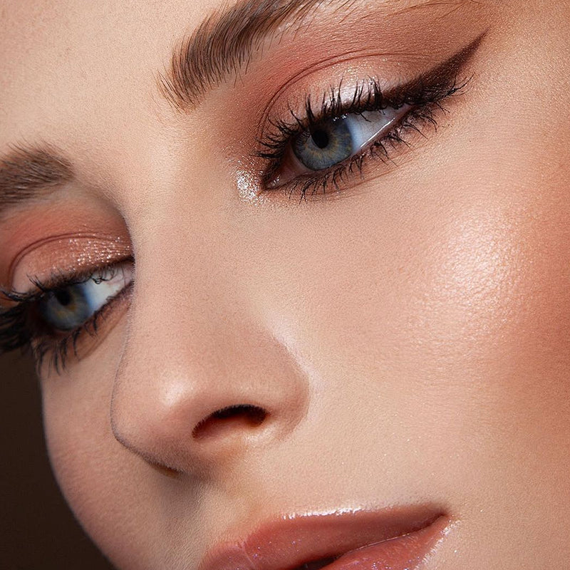 2-in-1 Eye Shadow and Eyeliner with Blending Brush
