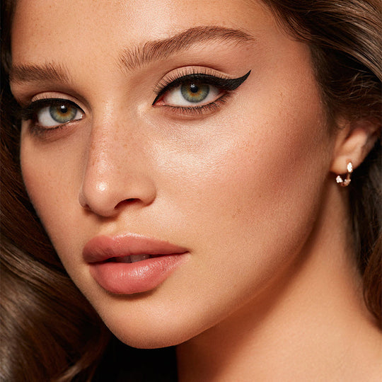 2-in-1 Eye Shadow and Eyeliner with Blending Brush
